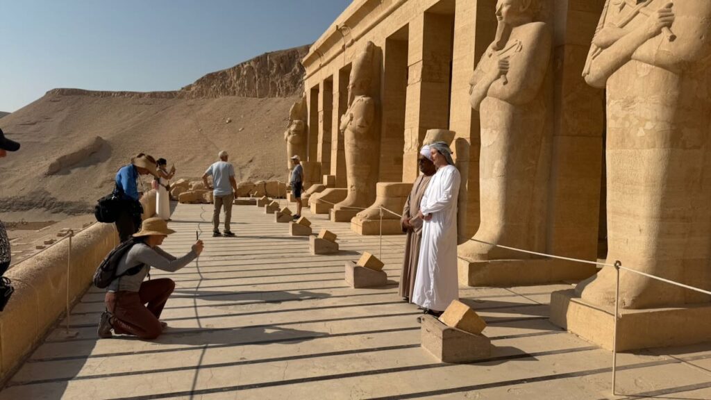 Einheimische machen ein Foto mit mir