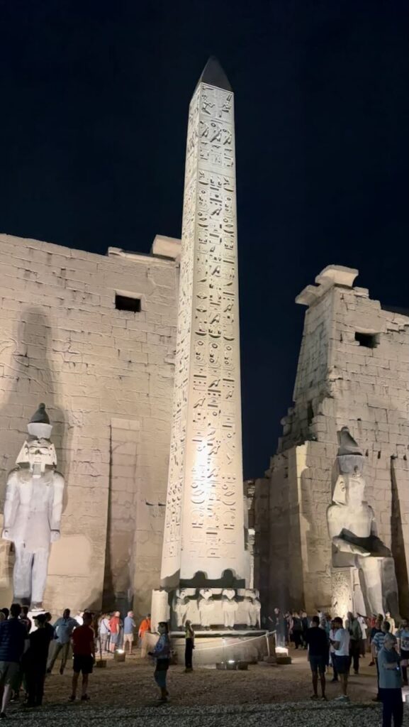 Obelisk vorm Luxor Tempel - der zweite ist in Paris